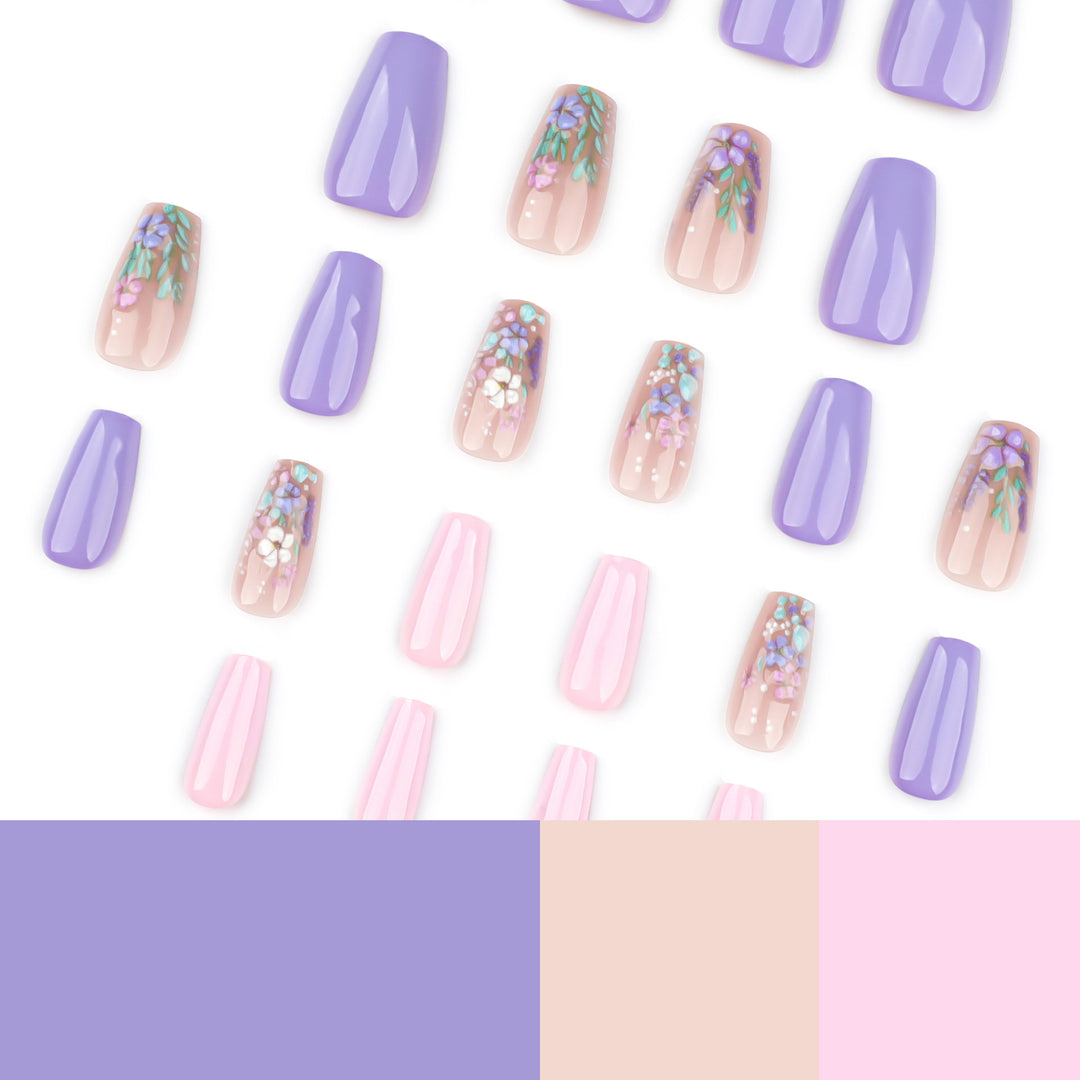 Elegante Kunstnagelkunst mit zarten Blütenmotiven Karnz