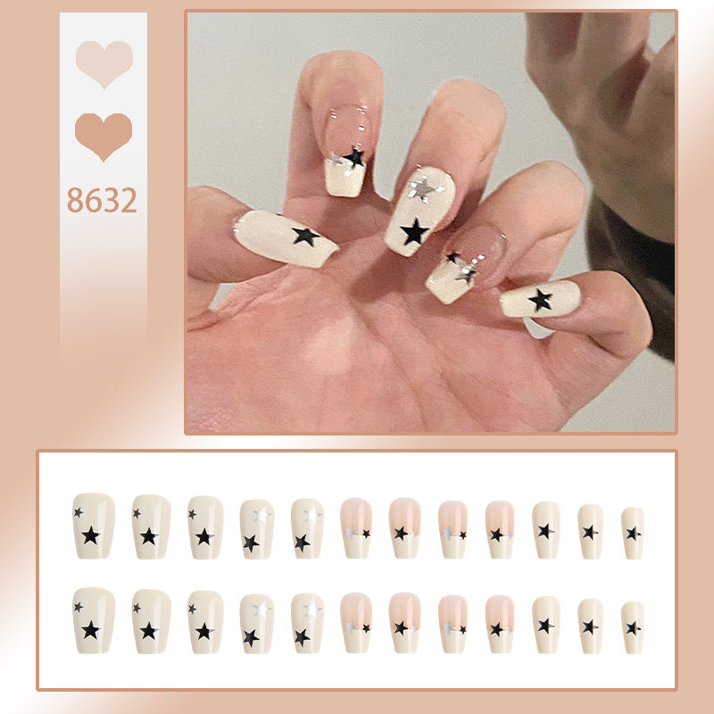 Kunstnagelset mit glamourösem Sternen-Design und funkelnden Akzenten Karnz