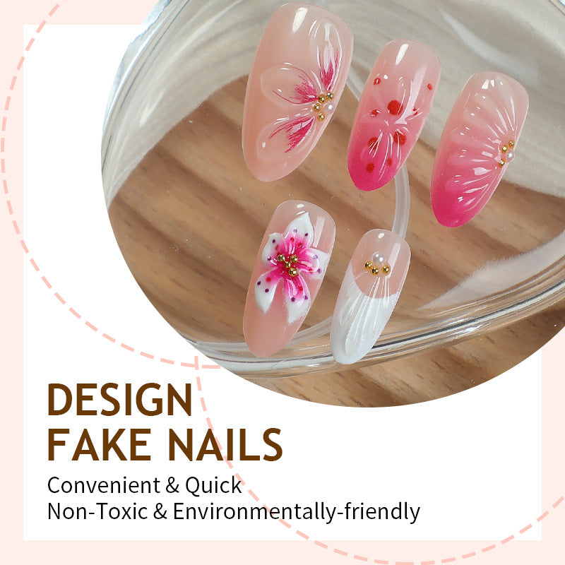 Kreatives Kunstnagelset mit floralen Akzenten Karnz