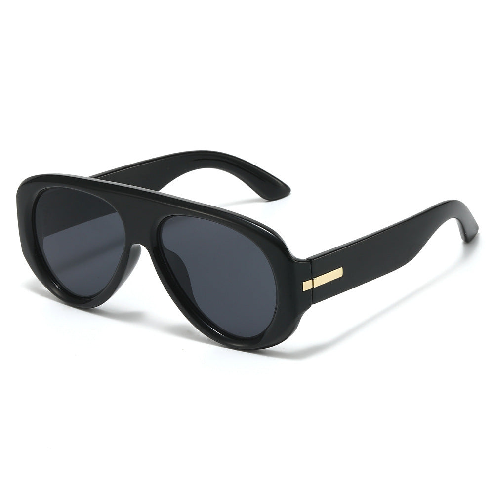 Vintage-inspirierte Fliegerbrille mit subtilen goldenen Akzenten Karnz