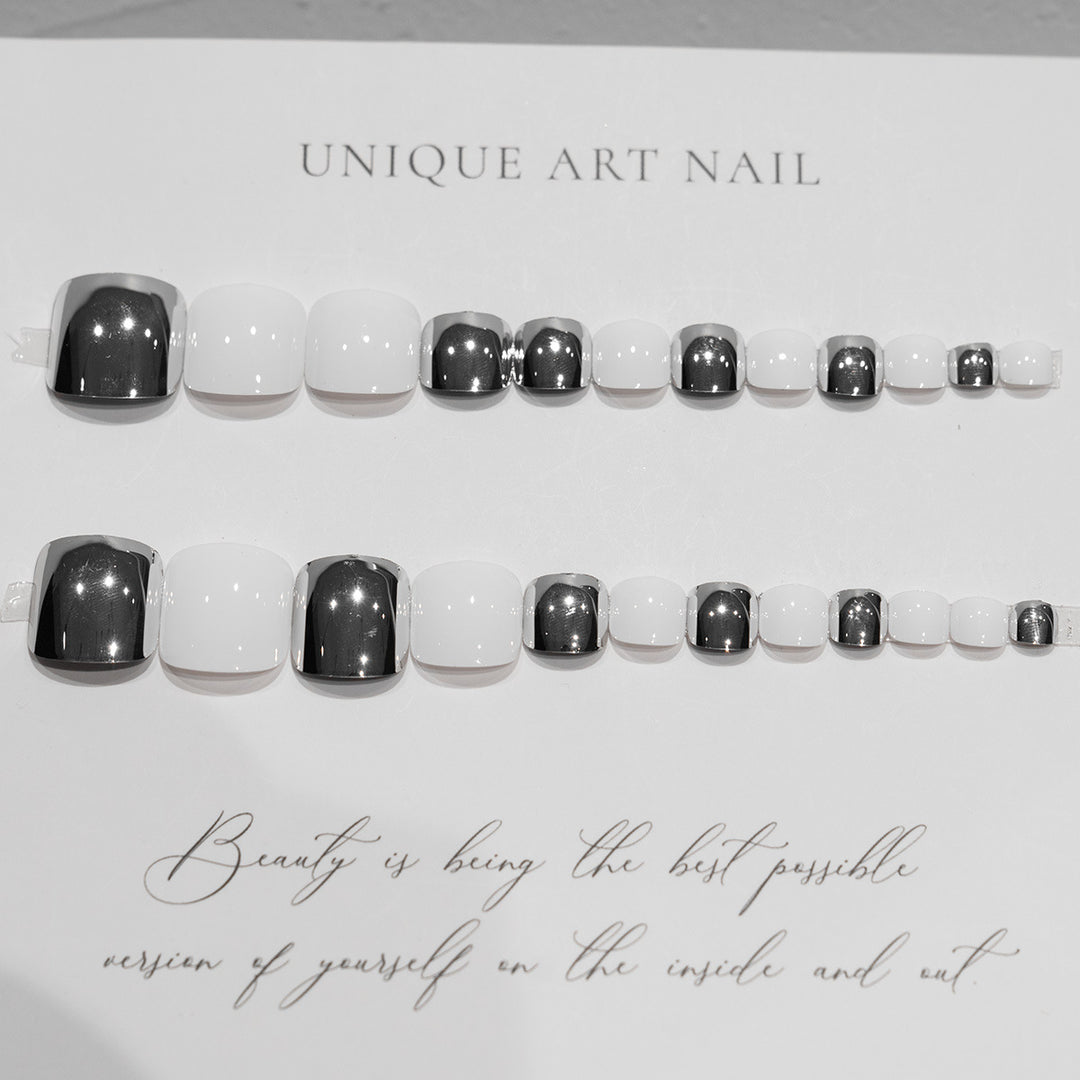 Elegante metallische Pediküre-Nagelkunst