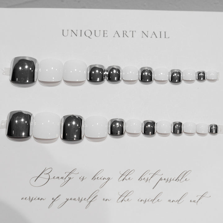 Elegante metallische Pediküre-Nagelkunst