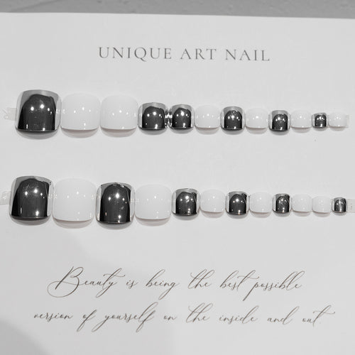 Elegante metallische Pediküre-Nagelkunst