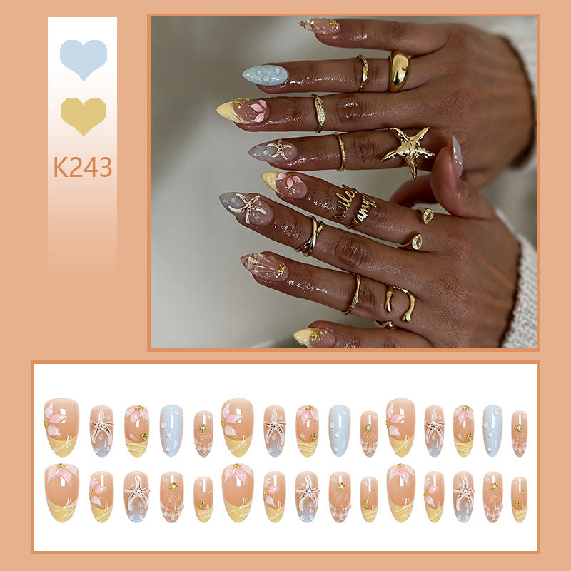Kunstnagelset mit Floral-Motiven und Glitzerakzenten Karnz