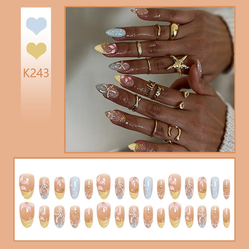 Kunstnagelset mit Floral-Motiven und Glitzerakzenten Karnz