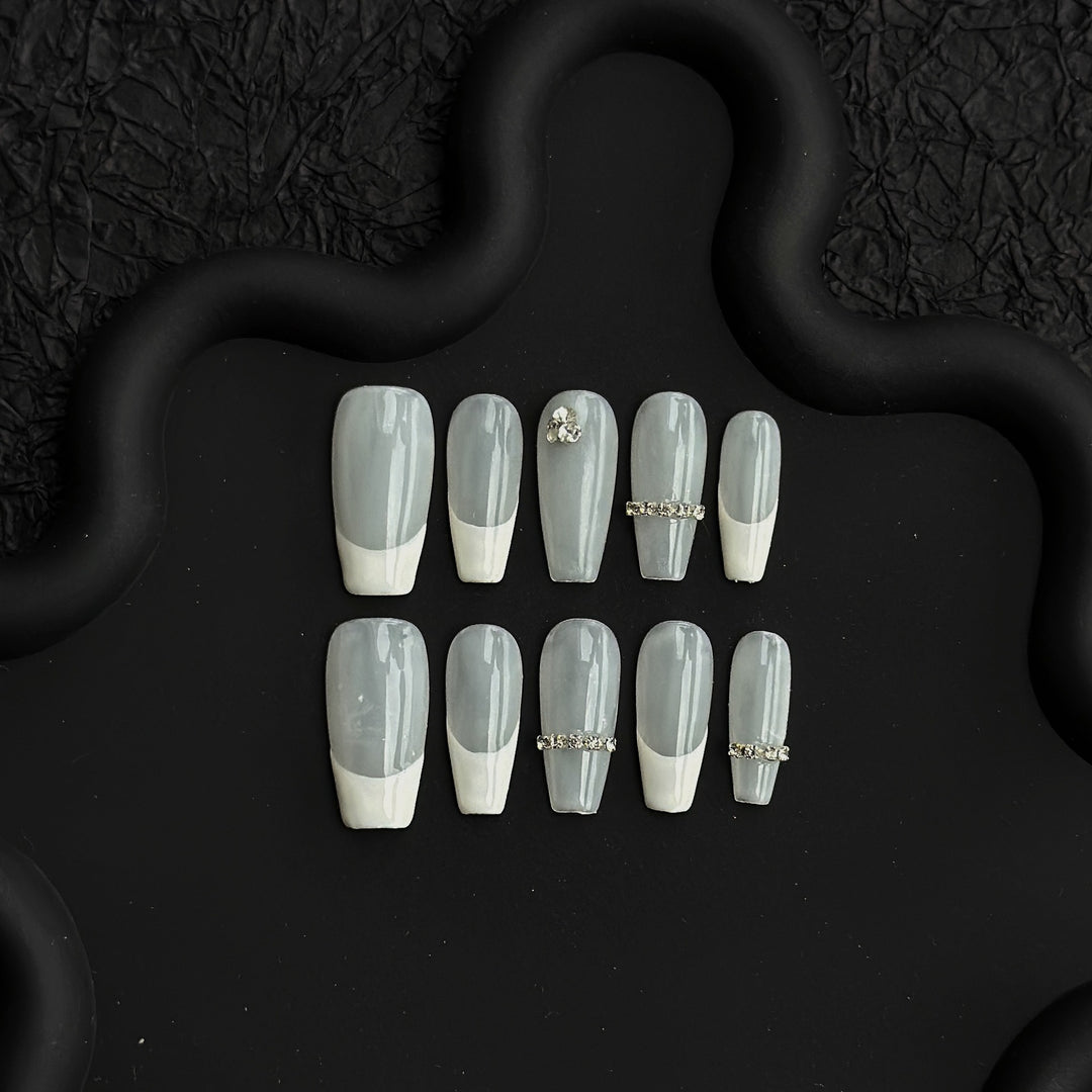 Elegantes Druck-On-Nagelkunstset mit Strassdekoration