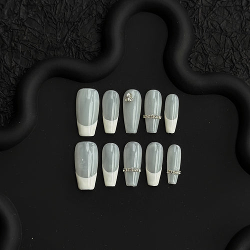 Elegantes Druck-On-Nagelkunstset mit Strassdekoration