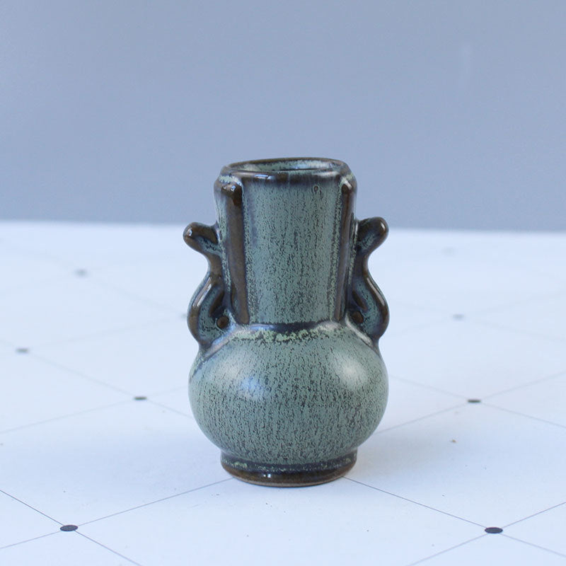 Elegante Keramikvase mit kunstvollem Design Karnz