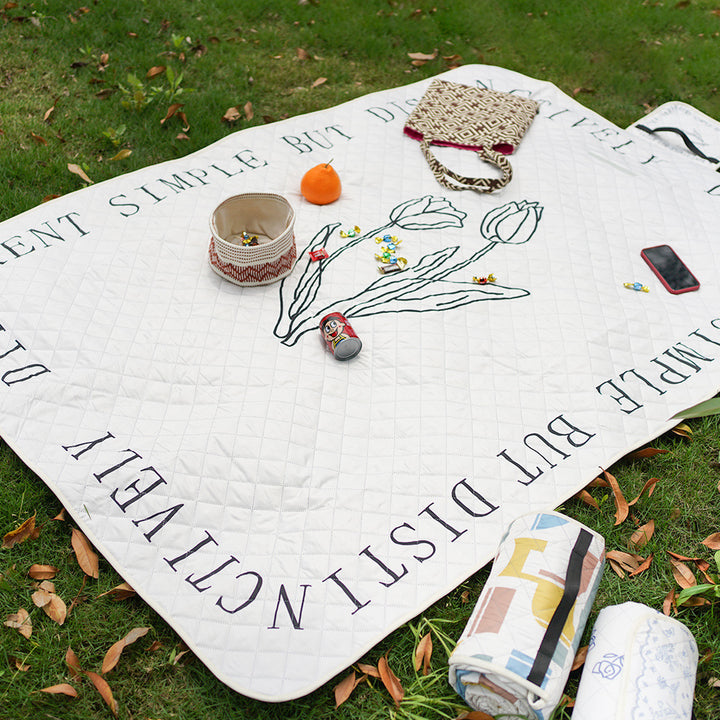 Stepp-Tagesdecke mit großfloraler Applikation und diamantgestepptem Relief Karnz
