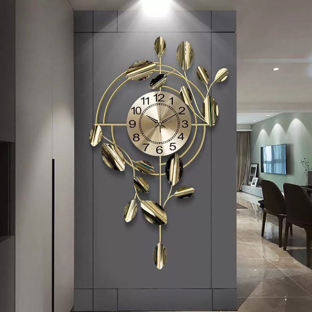 Dekorative Wanduhr mit Blattdesign Karnz
