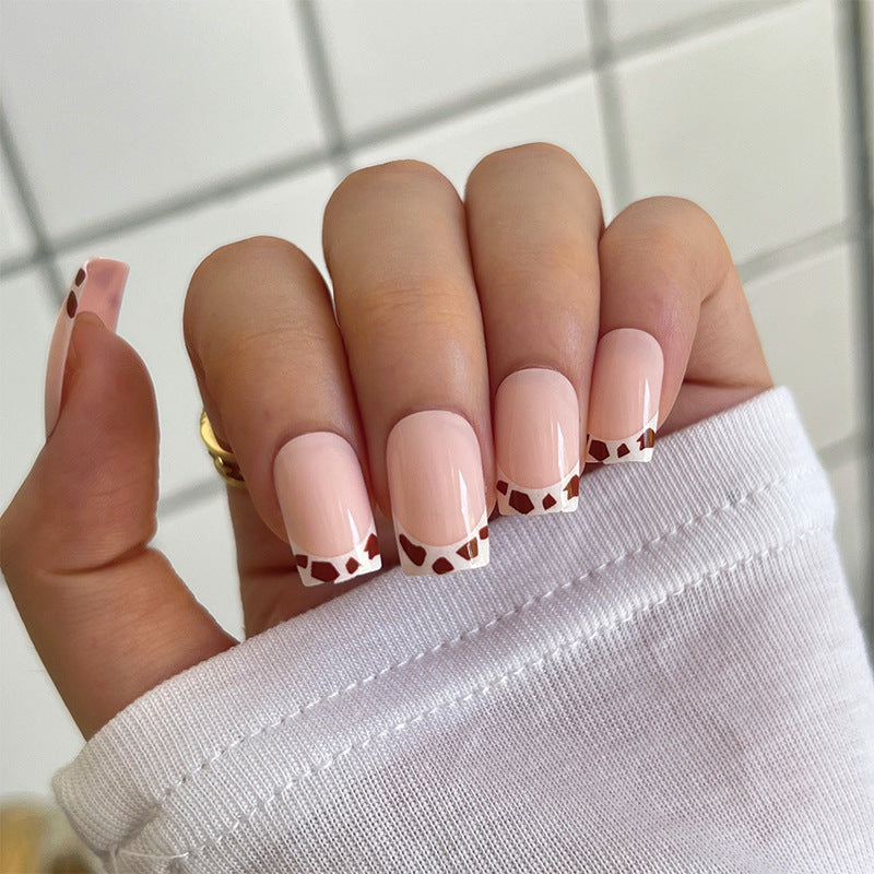 Kunstvolle Nagelverlängerungen mit elegantem Blattmuster Karnz