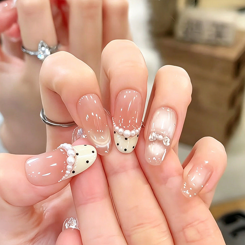 Kunstnagelset mit elegantem französischen Design und zarten Perlenverzierungen Karnz