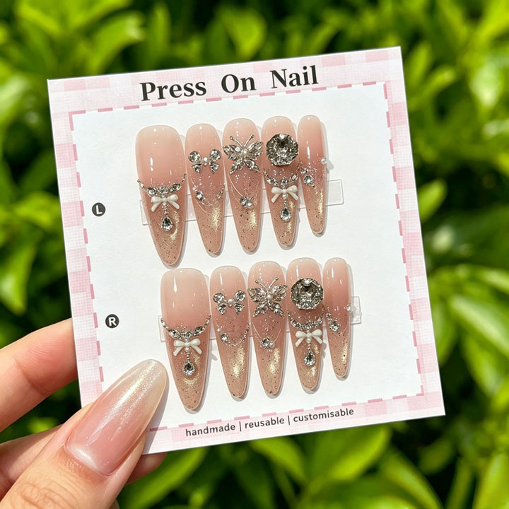 Künstlerisches Press-On Nagelset mit floralen und gemusterten Designs