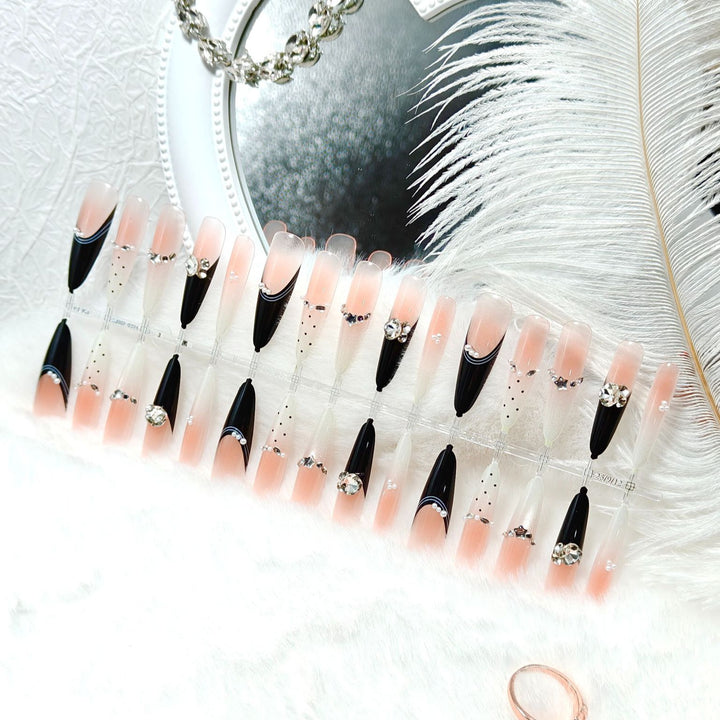 Elegante Kunstnägel mit Glitzer-Akzenten und Modischem Design Karnz
