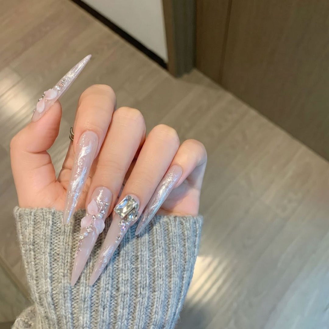 Künstlerisches dekoratives Stiletto Press-On Nagelset mit floralen Akzenten Karnz