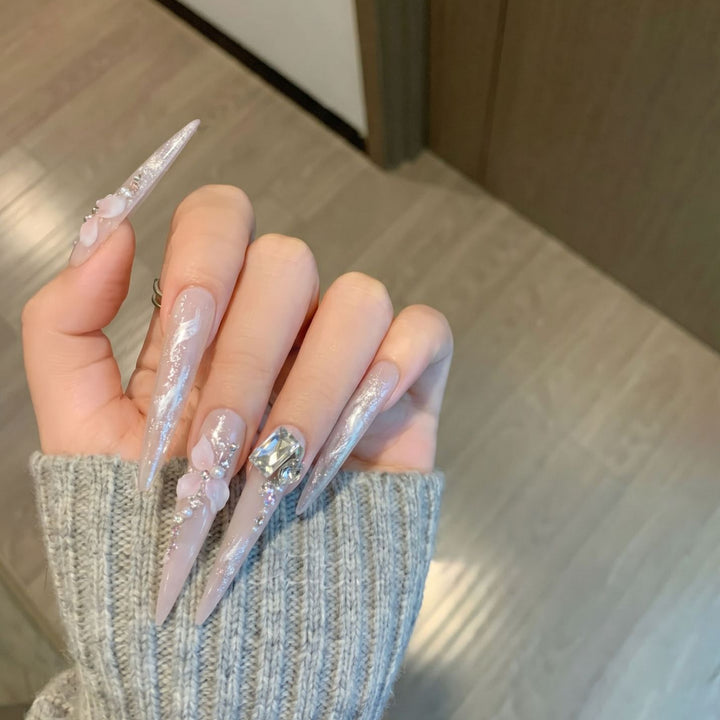 Künstlerisches dekoratives Stiletto Press-On Nagelset mit floralen Akzenten Karnz