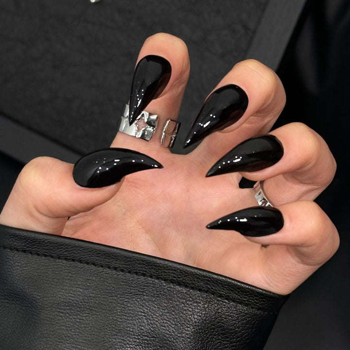 Glänzende Stiletto Press-On Nagelerweiterungen
