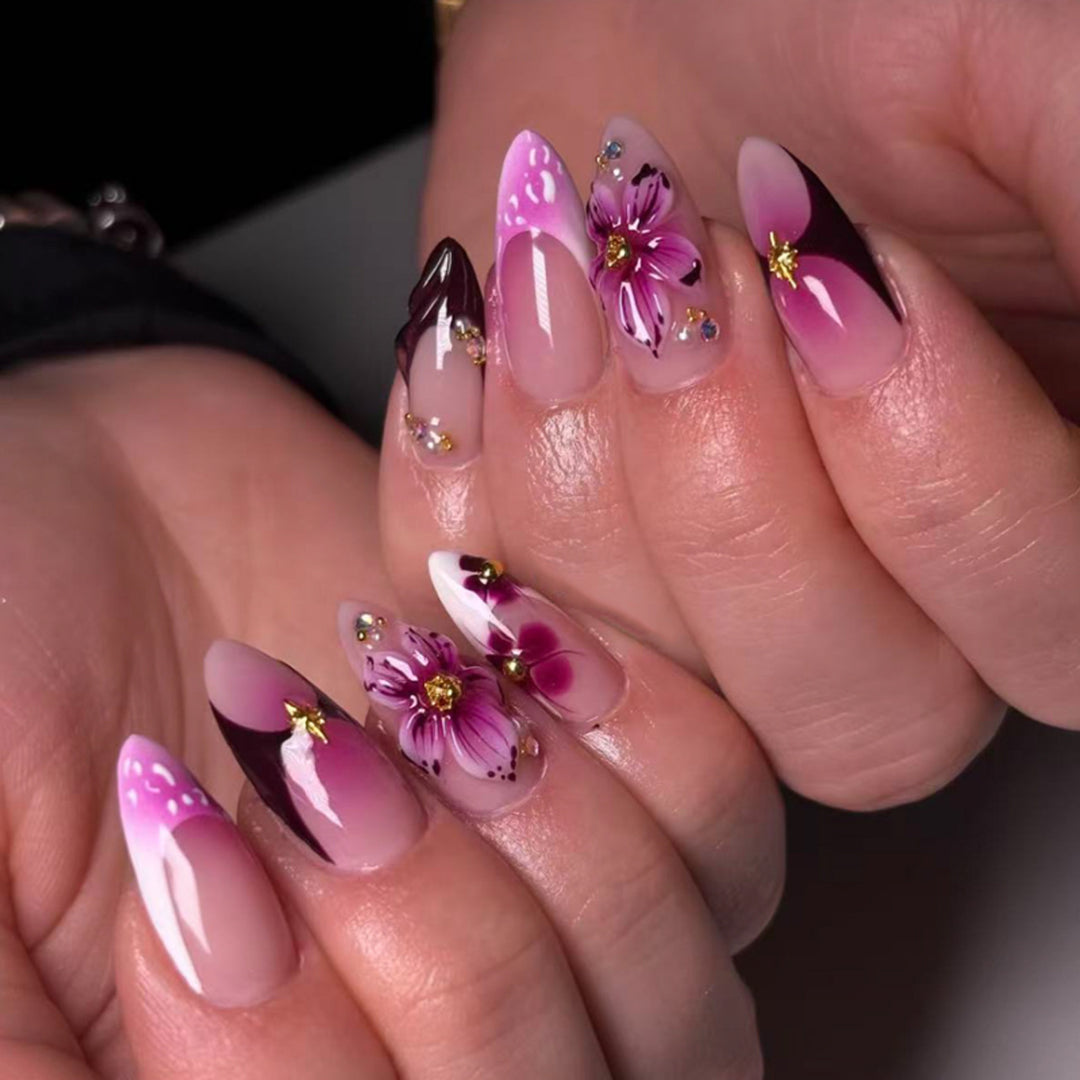 Elegante Kunstnägel mit floralen Akzenten Karnz