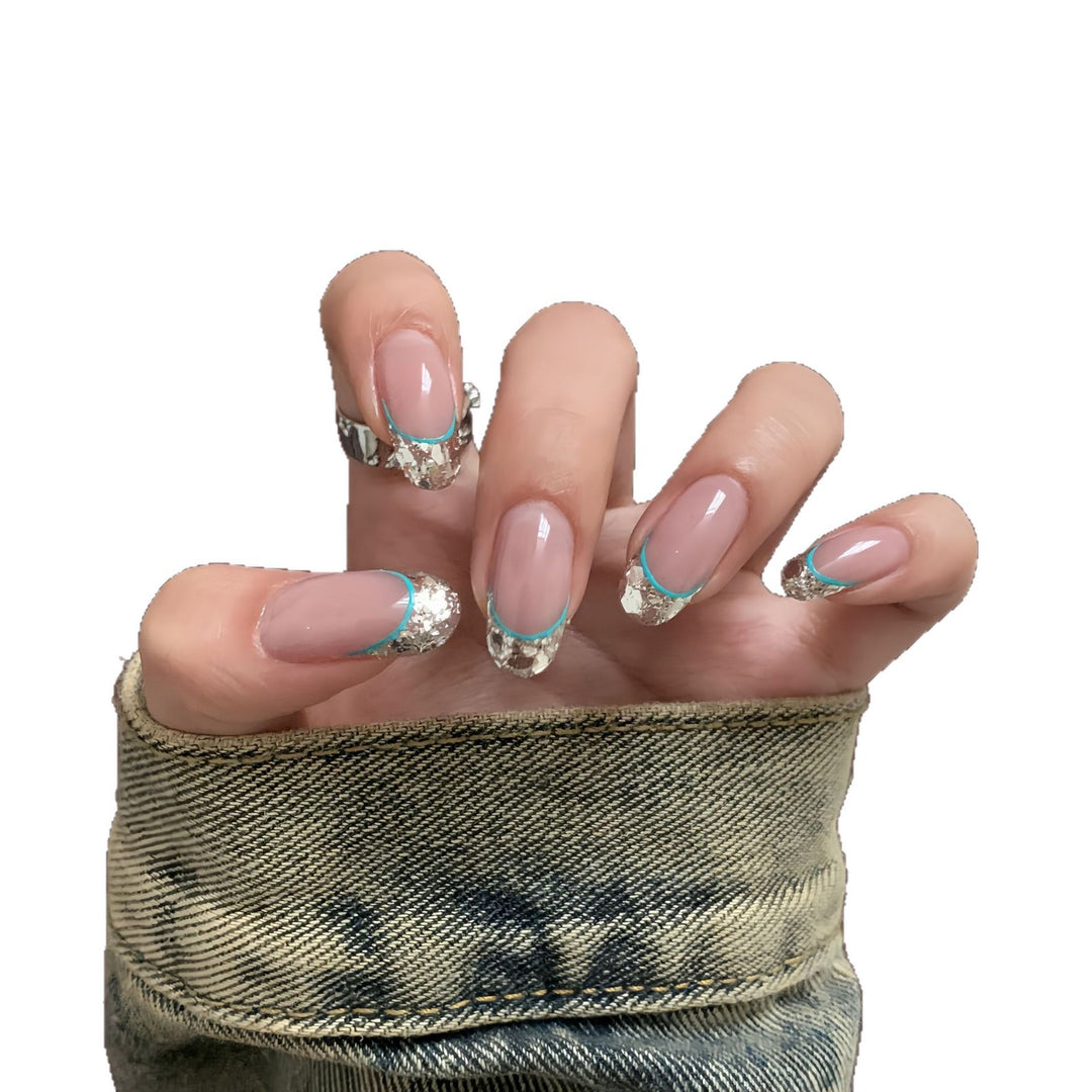 Kunstnägel mit Schimmerndem Glitzer und Elegantem French-Tip Karnz