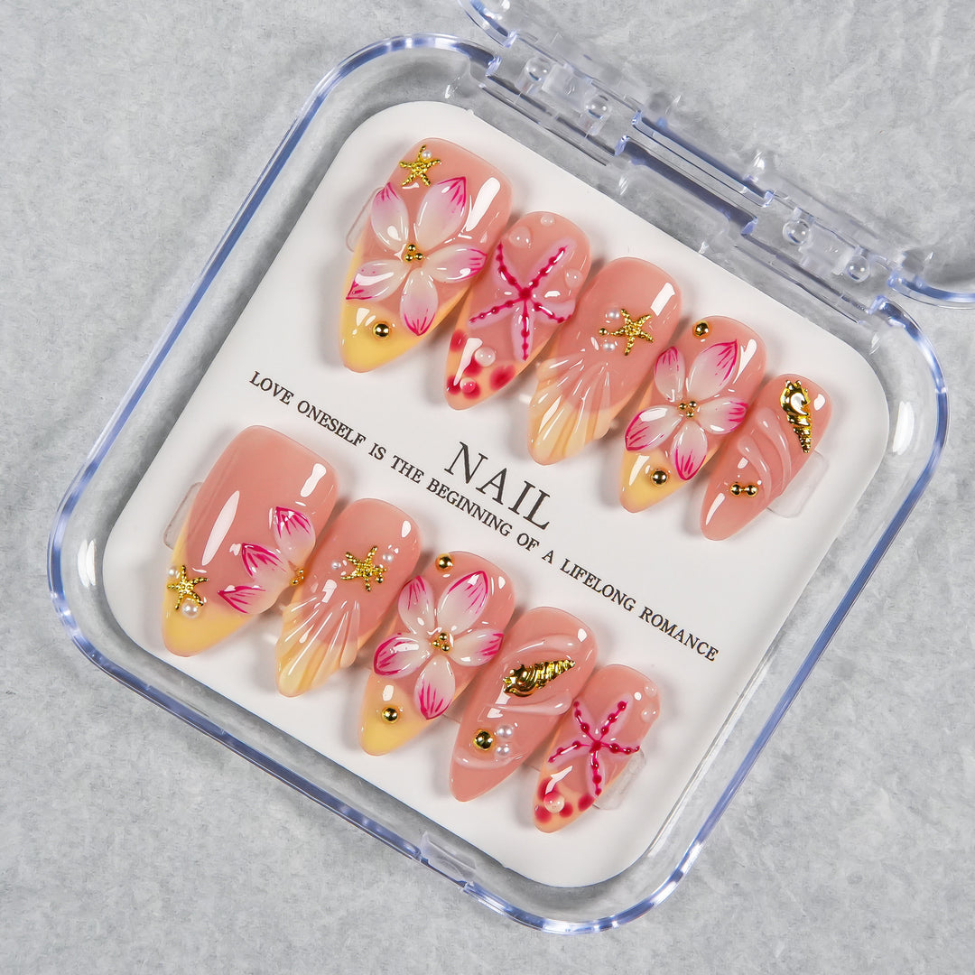 Dekoratives Press-On Nagelset mit floralen und Strandakzenten