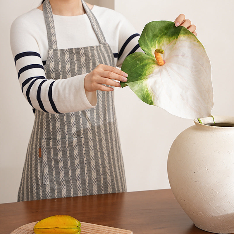 Atelier- und Küchen-Schürze aus Baumwoll‑Leinen mit Taschenpanel und verstellbarem Nackenband