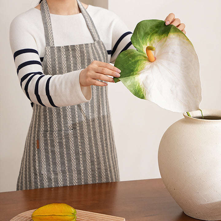 Atelier- und Küchen-Schürze aus Baumwoll‑Leinen mit Taschenpanel und verstellbarem Nackenband
