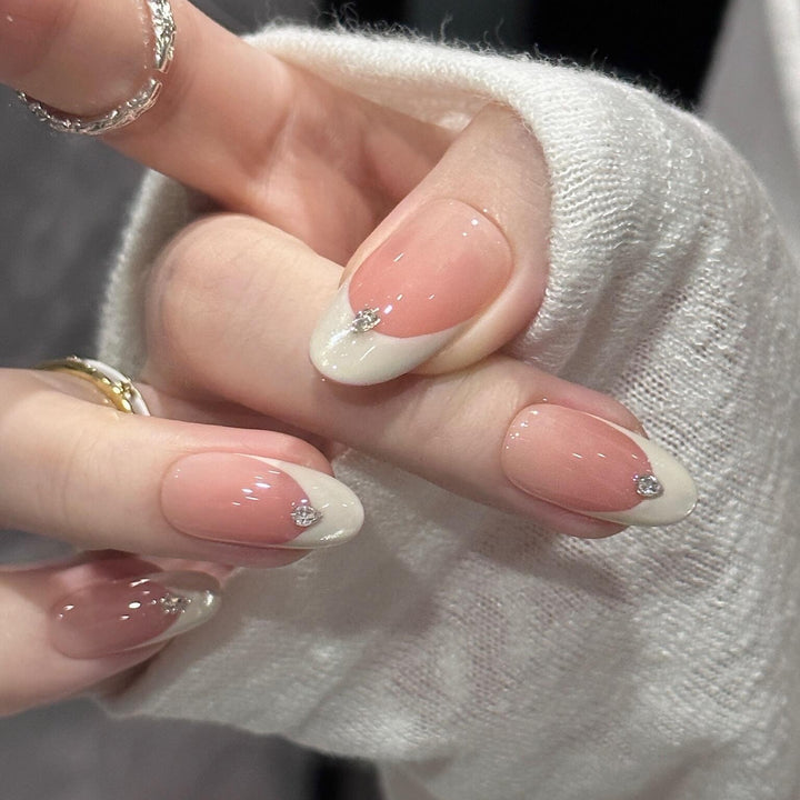 Kunstnägel mit Elegantem French-Style und Funkelnden Akzenten Karnz