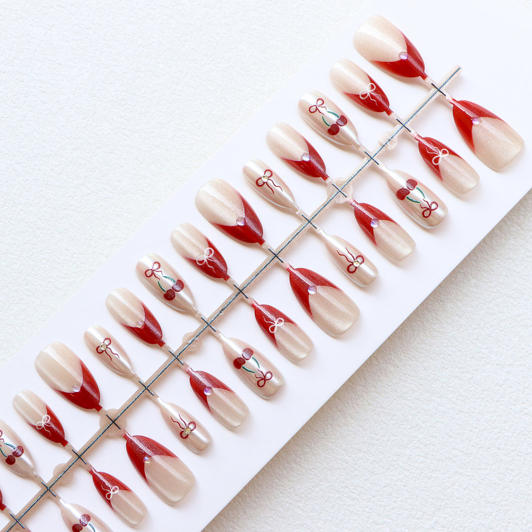 Künstlerisches Press-On-Nagelset mit Kirsch- und Schleifendessin Karnz