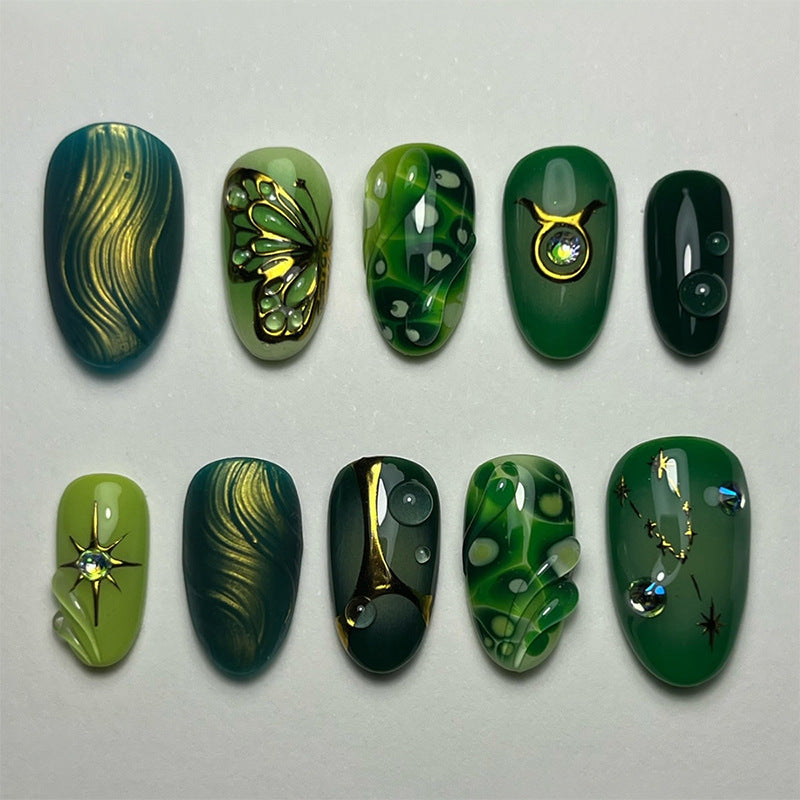 Künstlerisches Press-On Nagelkunstset mit Smaragd- und Gold-Designs Karnz