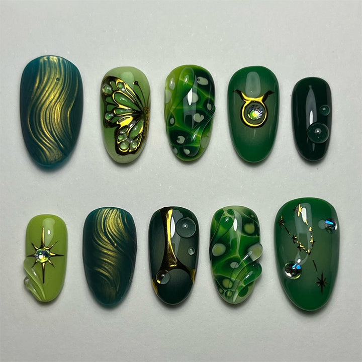 Künstlerisches Press-On Nagelkunstset mit Smaragd- und Gold-Designs Karnz