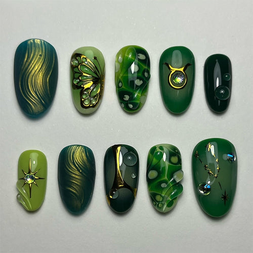 Künstlerisches Press-On Nagelkunstset mit Smaragd- und Gold-Designs Karnz