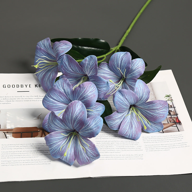 Realistische Seidenblumenstängelanordnung