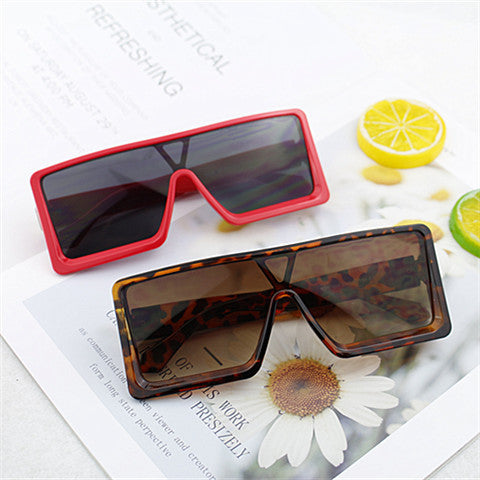 Damen Oversized Sonnenbrille im avantgardistischen Design Karnz