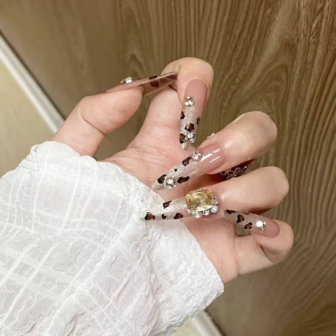 Dekorative Stiletto Press-On Nägel mit Schmuckakzenten Karnz