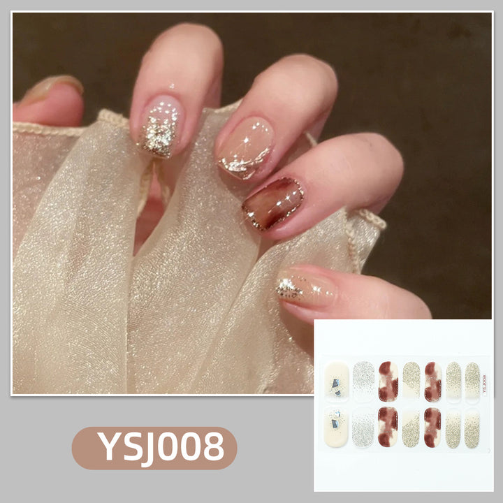 Kunstvolle Nagelverzierung mit Glitzerdetails Karnz