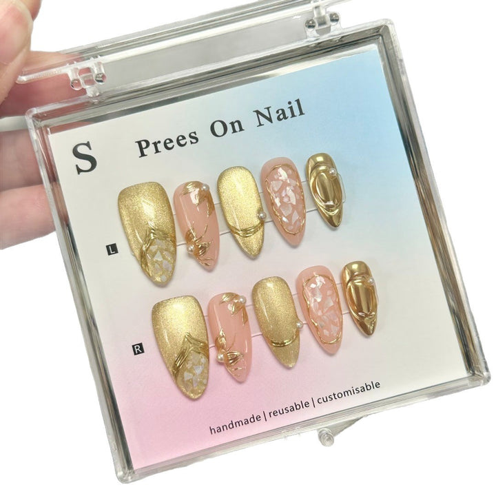 Elegantes Press-On Nagelkunstset mit goldenen Akzenten