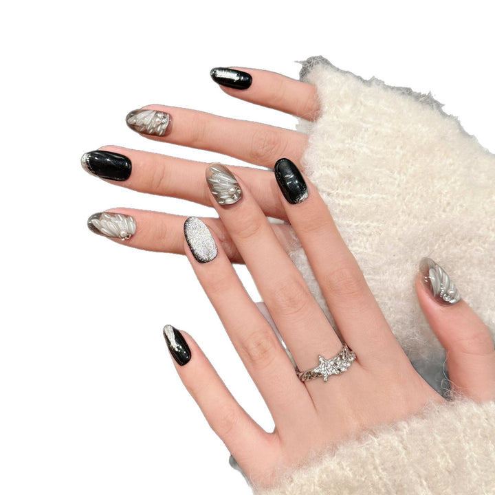 Künstlerisches Press-On-Nagelset mit eleganten Silber- und Schwarzdesigns