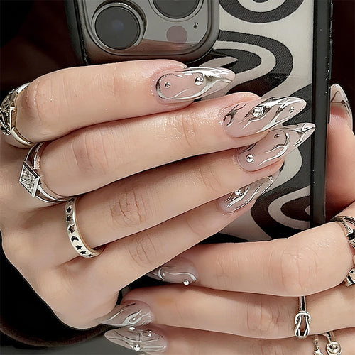 Kunstnagelset mit elegantem Design und perlverzierten Akzenten Karnz