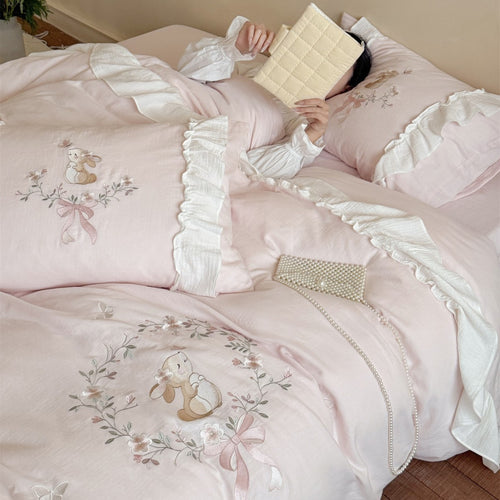 Cottagecore Rüsch Bestickte Baumwollbettbezug und Kissenbezug Set mit Hasenkranz-Motiv