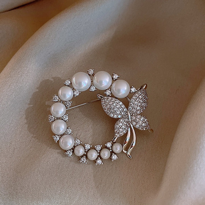 Exquisite Perlen und Strass Brosche Karnz