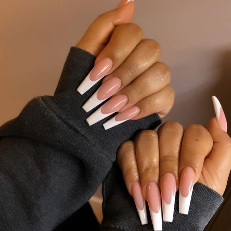 Kunstnagelset im stilvollen French Design Karnz