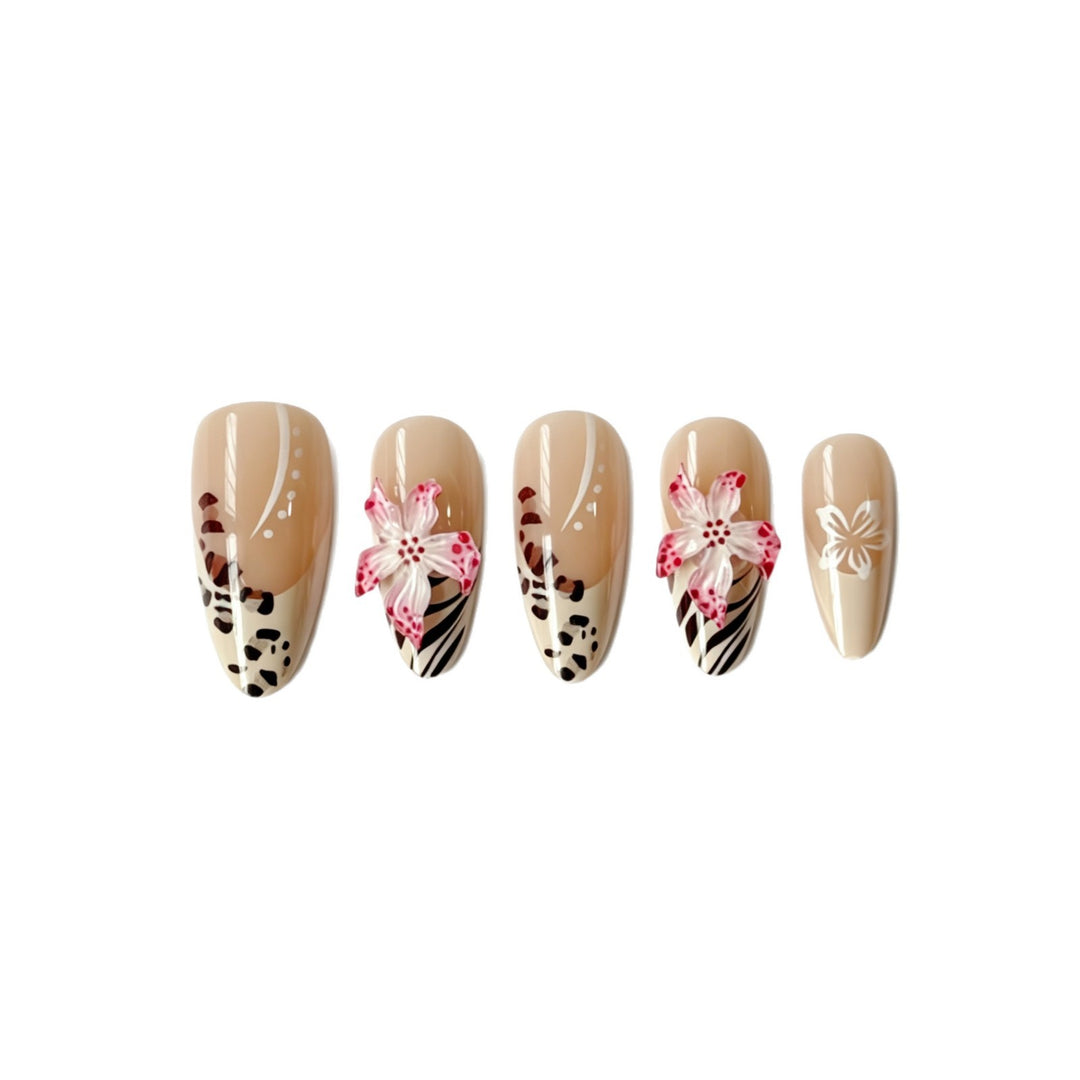 Kunstnägel mit Floralem Design und Elegantem Spitzenlook Karnz