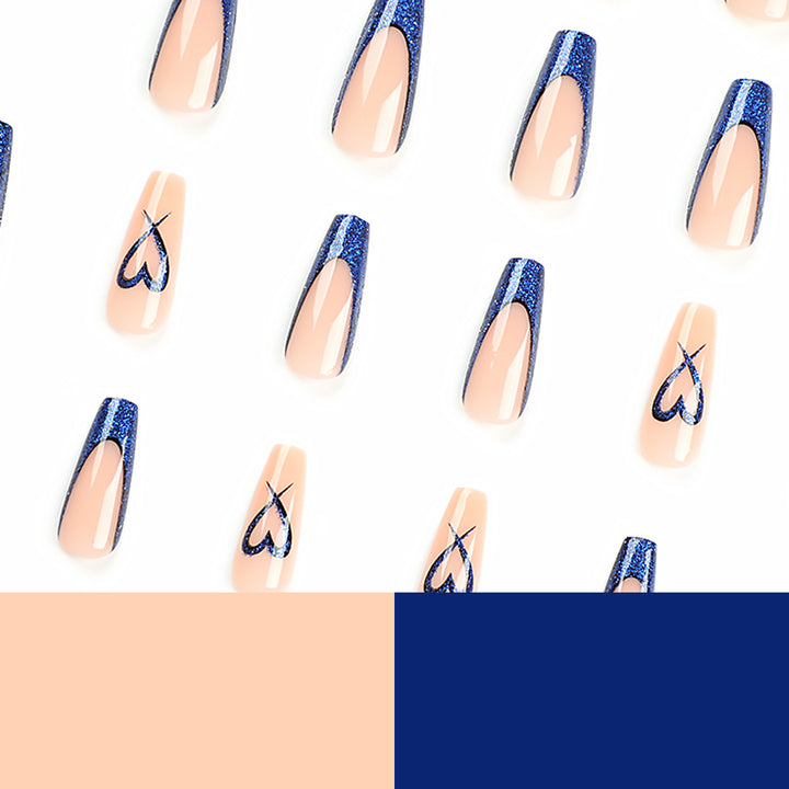 Kunstnägel mit Glitzer-Akzenten und einzigartigem Herzdesign Karnz
