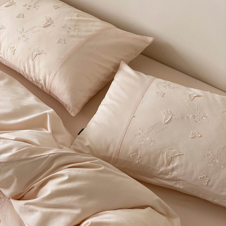 Rüschiges Bettwäsche-Set aus Baumwoll-Jacquard mit Medaillon‑Relief