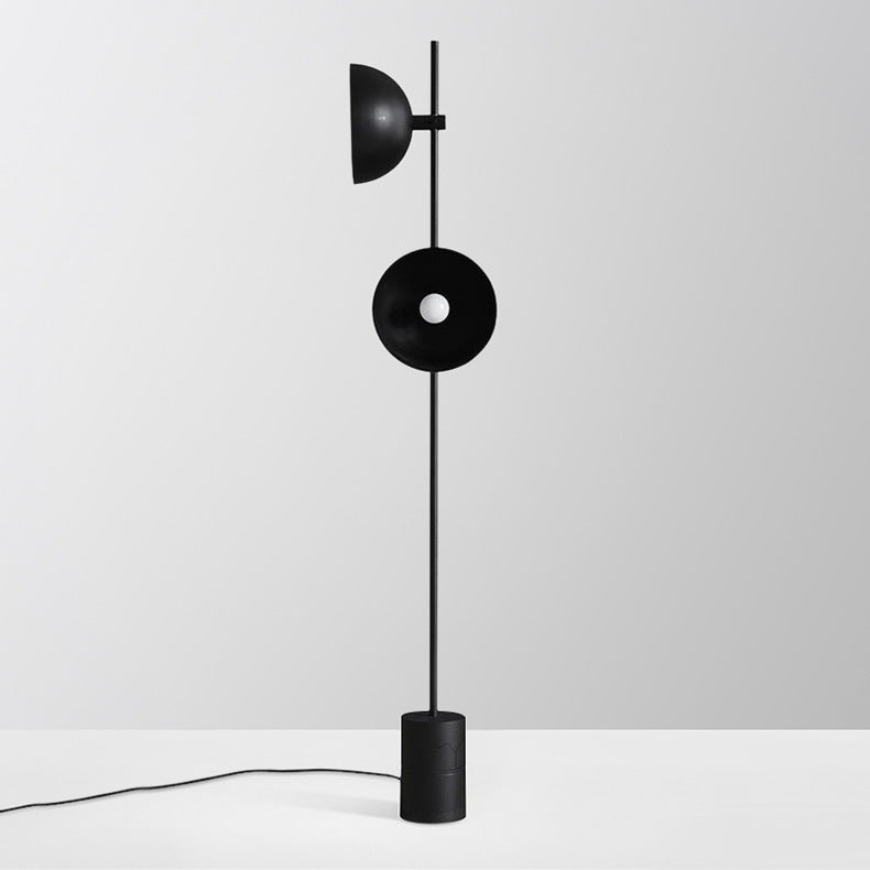Moderne Schlanke Stehlampe mit verstellbarem Schirm