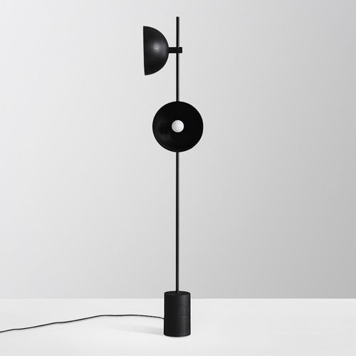 Moderne Schlanke Stehlampe mit verstellbarem Schirm