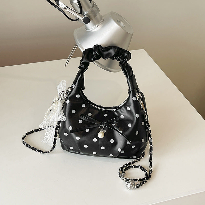 Verspielte gepunktete Handtasche
