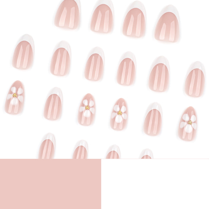 Kunstvolle Nagelverlängerungen mit Blüten-Design und eleganten French-Spitzen Karnz