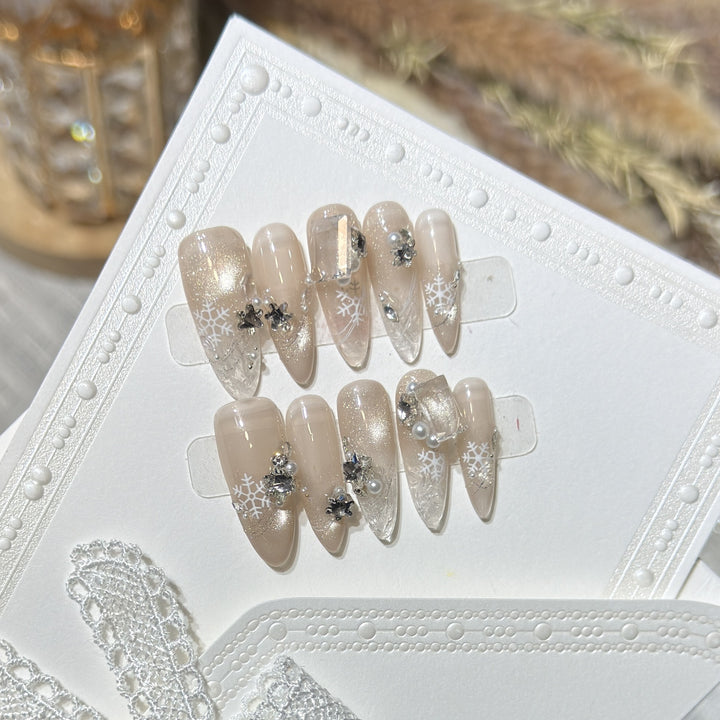 Schneeflocken-inspirierte Stiletto Press-On Nagelset Karnz