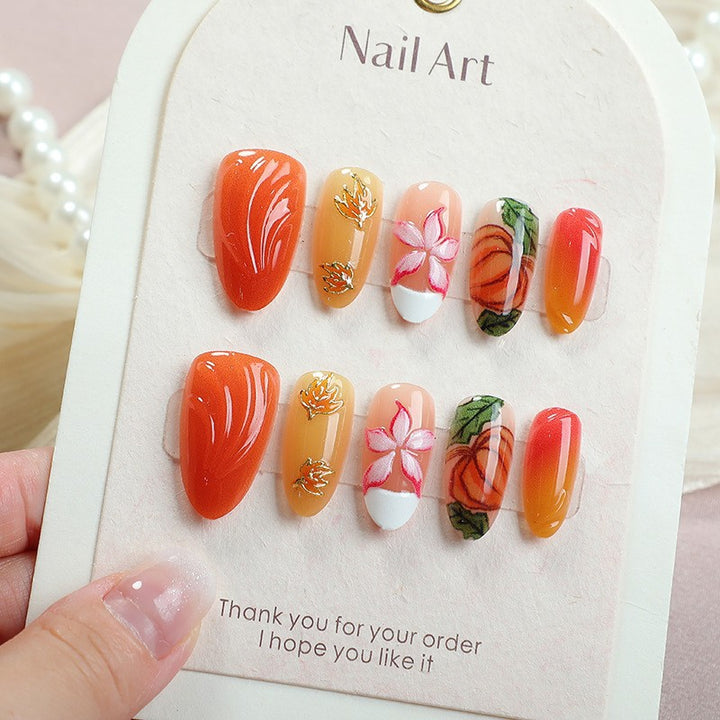 Kunstnagelset mit floralen und herbstlichen Designs Karnz